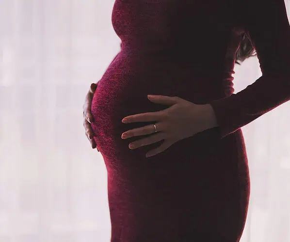 Biustonosz ciążowy – jaki wybrać model, który naprawdę zadba o Twój komfort?