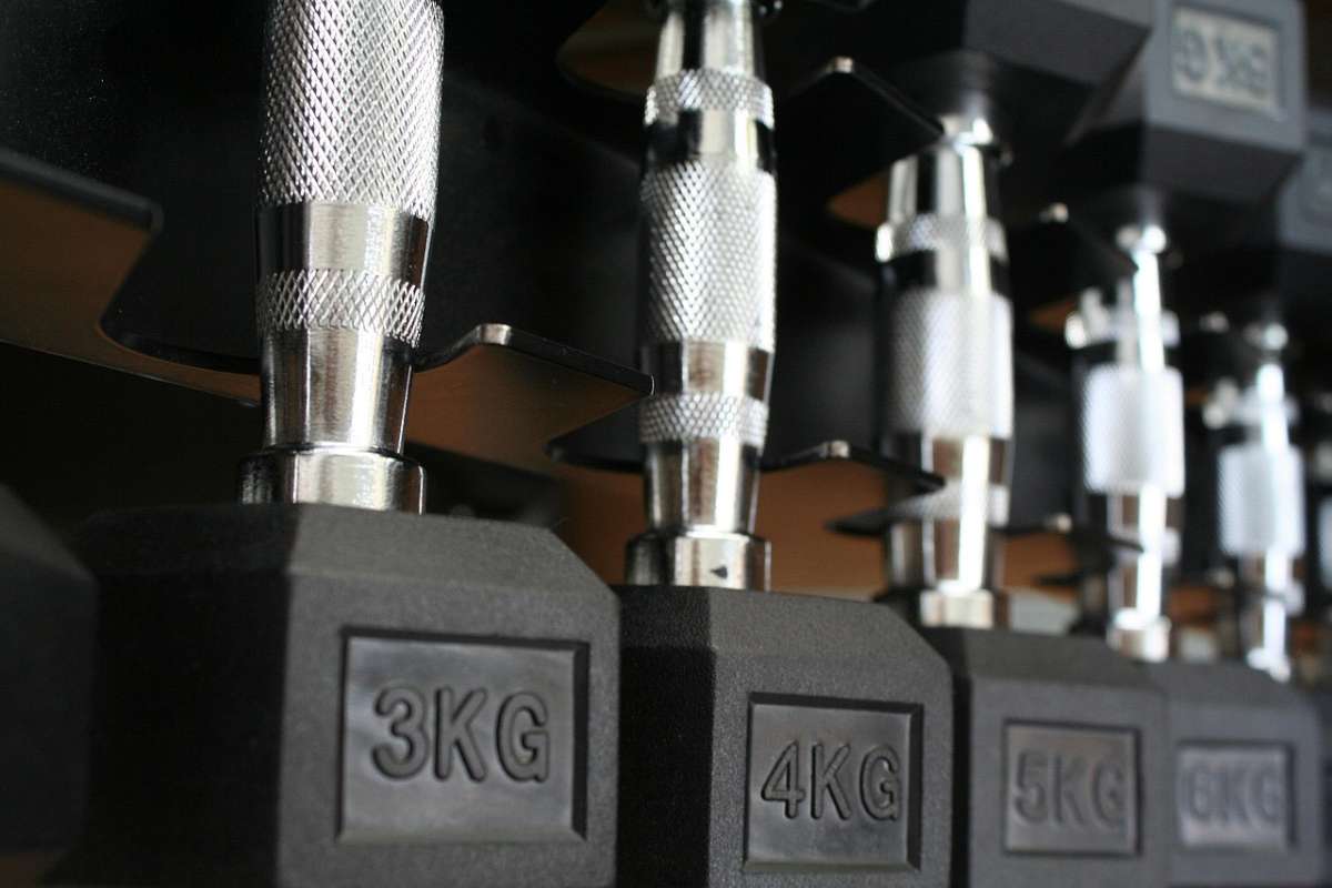 Jak stworzyć idealną przestrzeń treningową – sprawdź, jaki sprzęt do siłowni domowej i fitness warto mieć