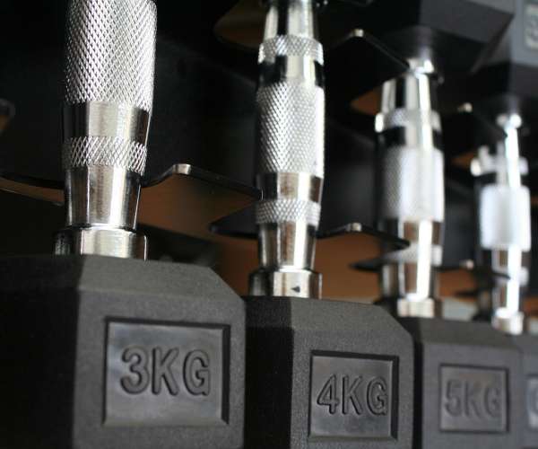 Jak stworzyć idealną przestrzeń treningową – sprawdź, jaki sprzęt do siłowni domowej i fitness warto mieć