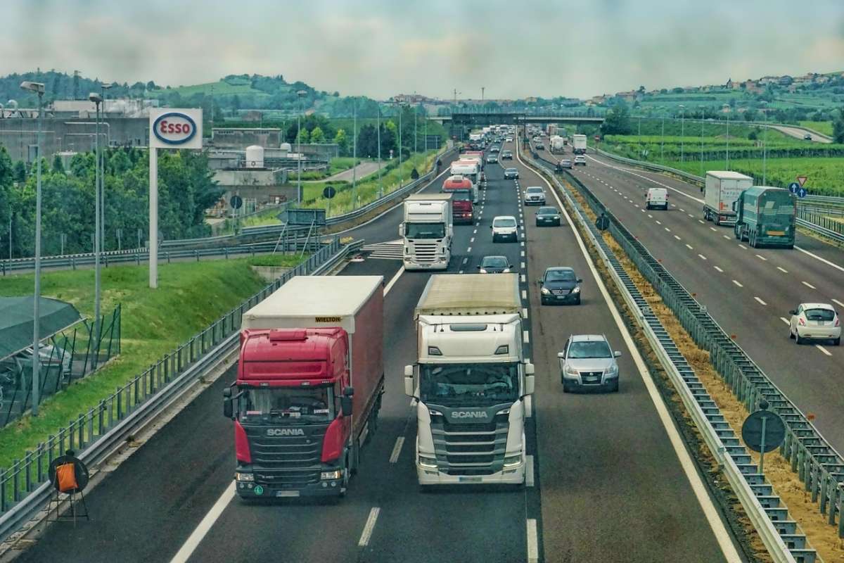 Zawiesia pasowe i pasy transportowe – niezawodne wsparcie w bezpiecznym przenoszeniu i mocowaniu ładunków