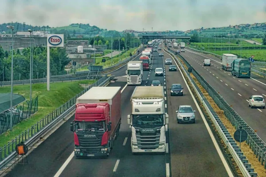 Zawiesia pasowe i pasy transportowe – niezawodne wsparcie w bezpiecznym przenoszeniu i mocowaniu ładunków