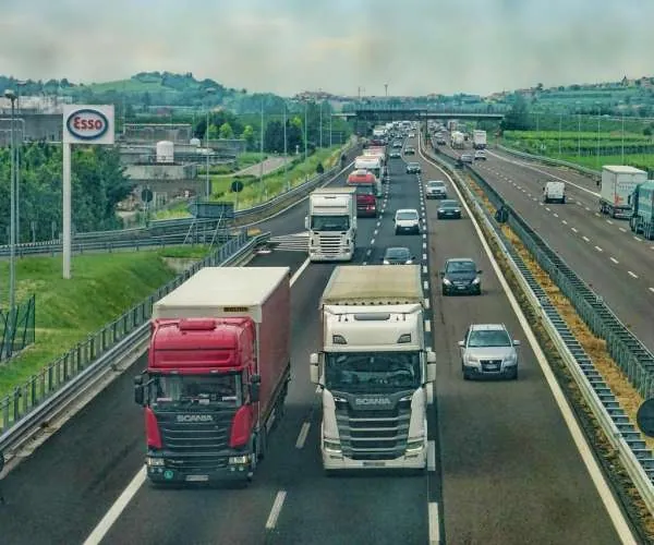 Zawiesia pasowe i pasy transportowe – niezawodne wsparcie w bezpiecznym przenoszeniu i mocowaniu ładunków