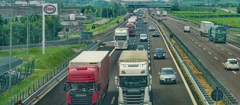 Zawiesia pasowe i pasy transportowe – niezawodne wsparcie w bezpiecznym przenoszeniu i mocowaniu ładunków