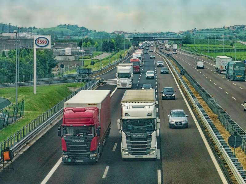 Zawiesia pasowe i pasy transportowe – niezawodne wsparcie w bezpiecznym przenoszeniu i mocowaniu ładunków