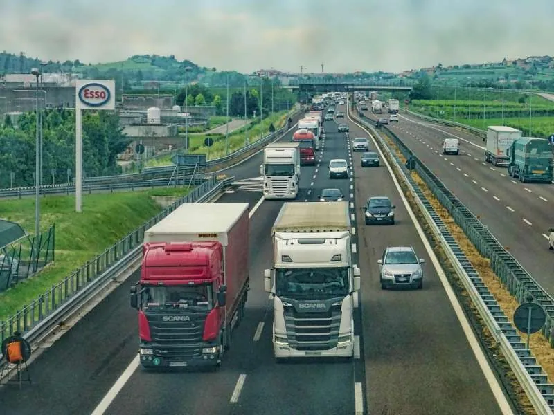 Zawiesia pasowe i pasy transportowe – niezawodne wsparcie w bezpiecznym przenoszeniu i mocowaniu ładunków