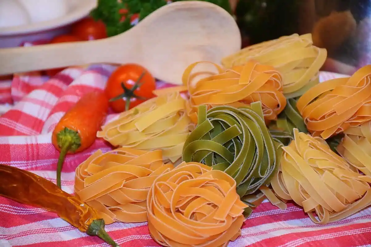 Makaron pappardelle a tagliatelle i ryż BIO – jak wybrać najlepszą bazę do codziennych dań?
