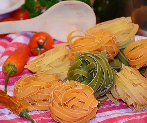 Makaron pappardelle a tagliatelle i ryż BIO – jak wybrać najlepszą bazę do codziennych dań?
