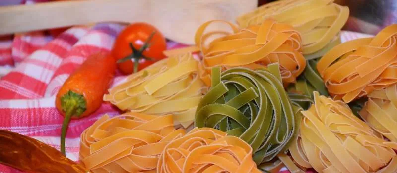 Makaron pappardelle a tagliatelle i ryż BIO – jak wybrać najlepszą bazę do codziennych dań?