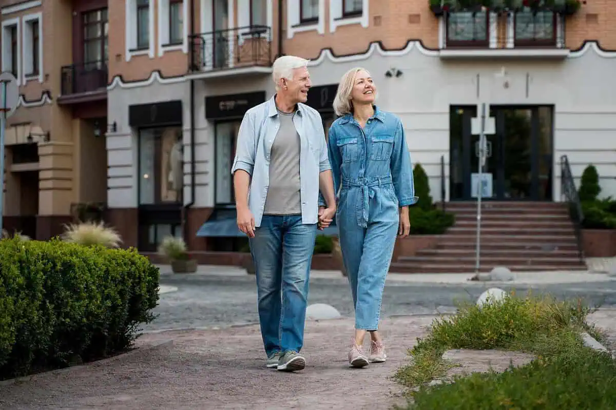 Wygodne buty dla seniorów czy buty Barefoot – jakie obuwie wybrać, by zadbać o zdrowie stóp?