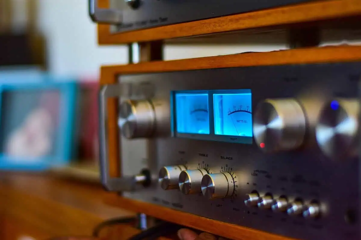 Jak subwoofery i kolumny centralne zmieniają odbiór dźwięku w domowym systemie audio?