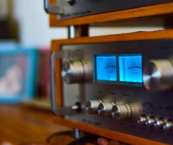 Jak subwoofery i kolumny centralne zmieniają odbiór dźwięku w domowym systemie audio?
