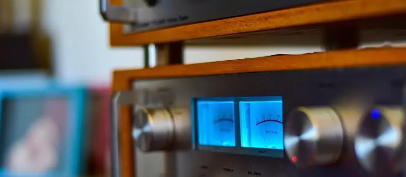 Jak subwoofery i kolumny centralne zmieniają odbiór dźwięku w domowym systemie audio?