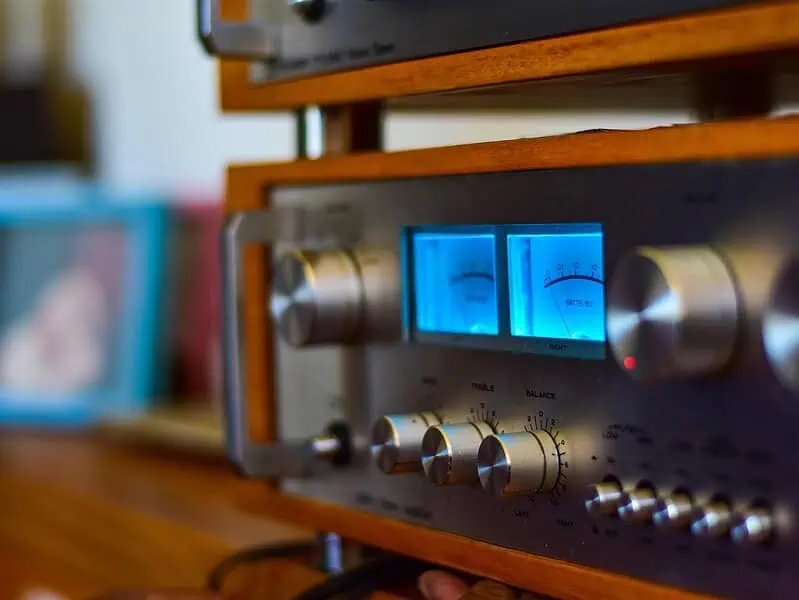 Jak subwoofery i kolumny centralne zmieniają odbiór dźwięku w domowym systemie audio?