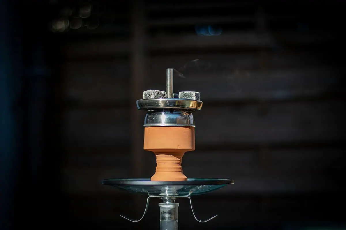 Shisha – fascynująca tradycja, współczesne zastosowanie i na co zwrócić uwagę przy jej wyborze