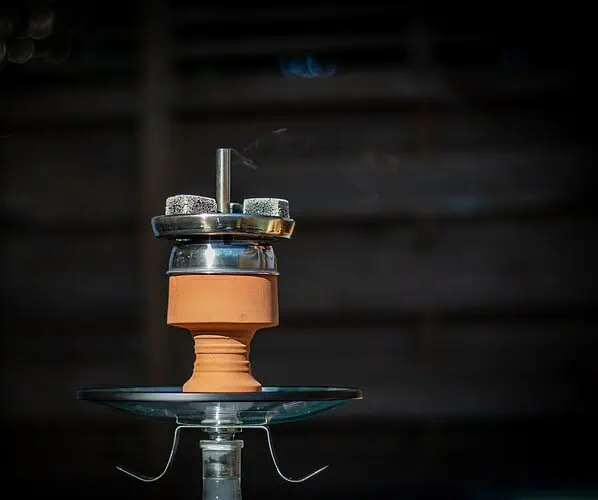 Shisha – fascynująca tradycja, współczesne zastosowanie i na co zwrócić uwagę przy jej wyborze