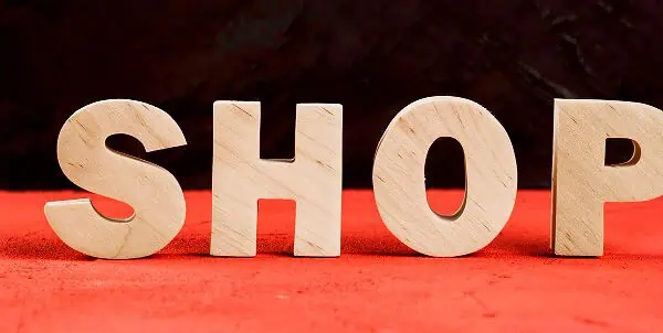 Litery przestrzenne – dlaczego warto postawić na efektowną reklamę 3D?