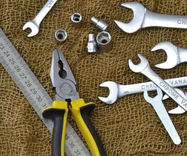 Klucze dynamometryczne w praktyce – dlaczego dobry sklep narzędziowy ma tak duże znaczenie dla jakości pracy?